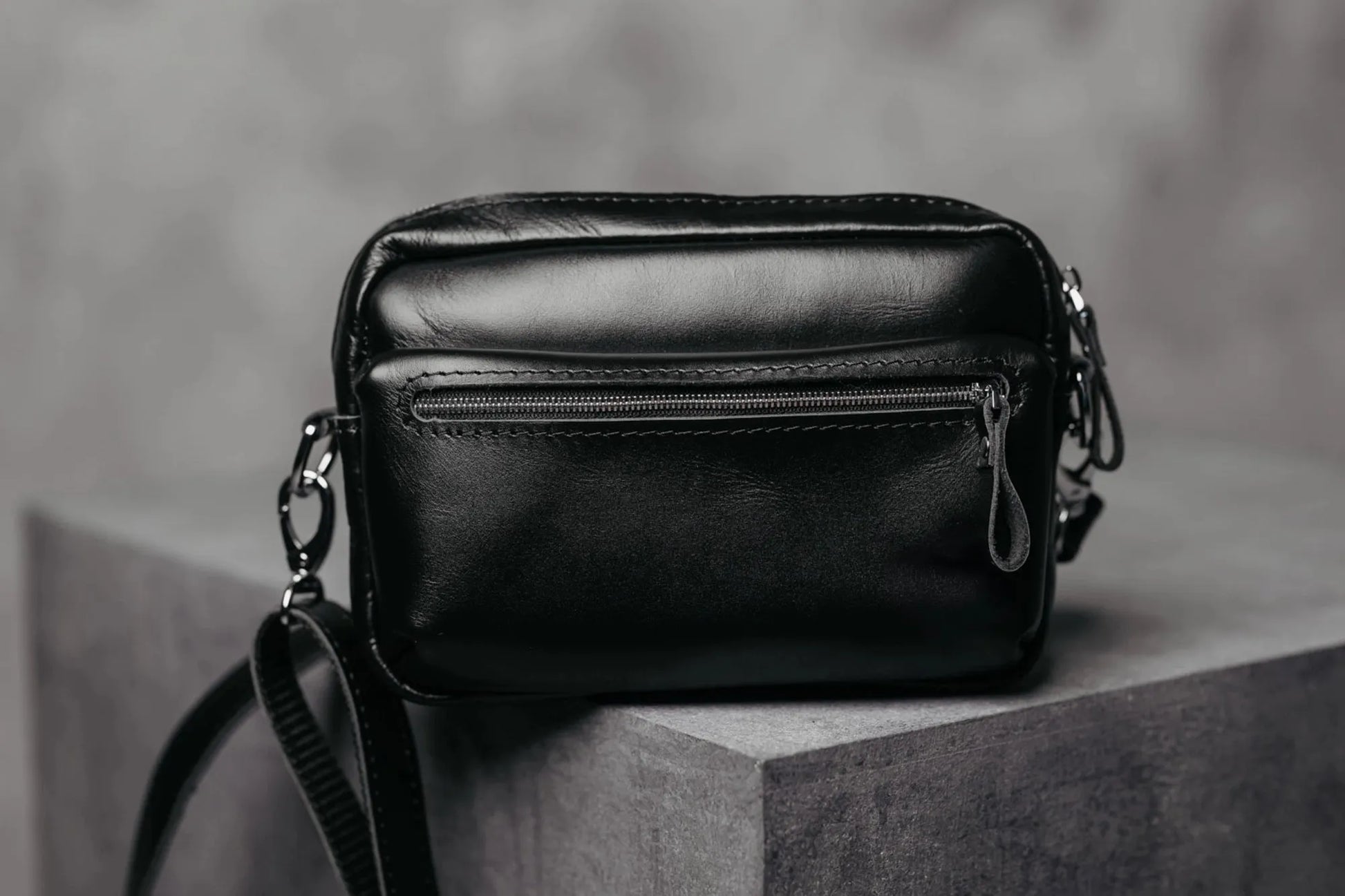 WalkBag - Leather Crossbody for Everyday | Smooth | Black - Skin and Skin