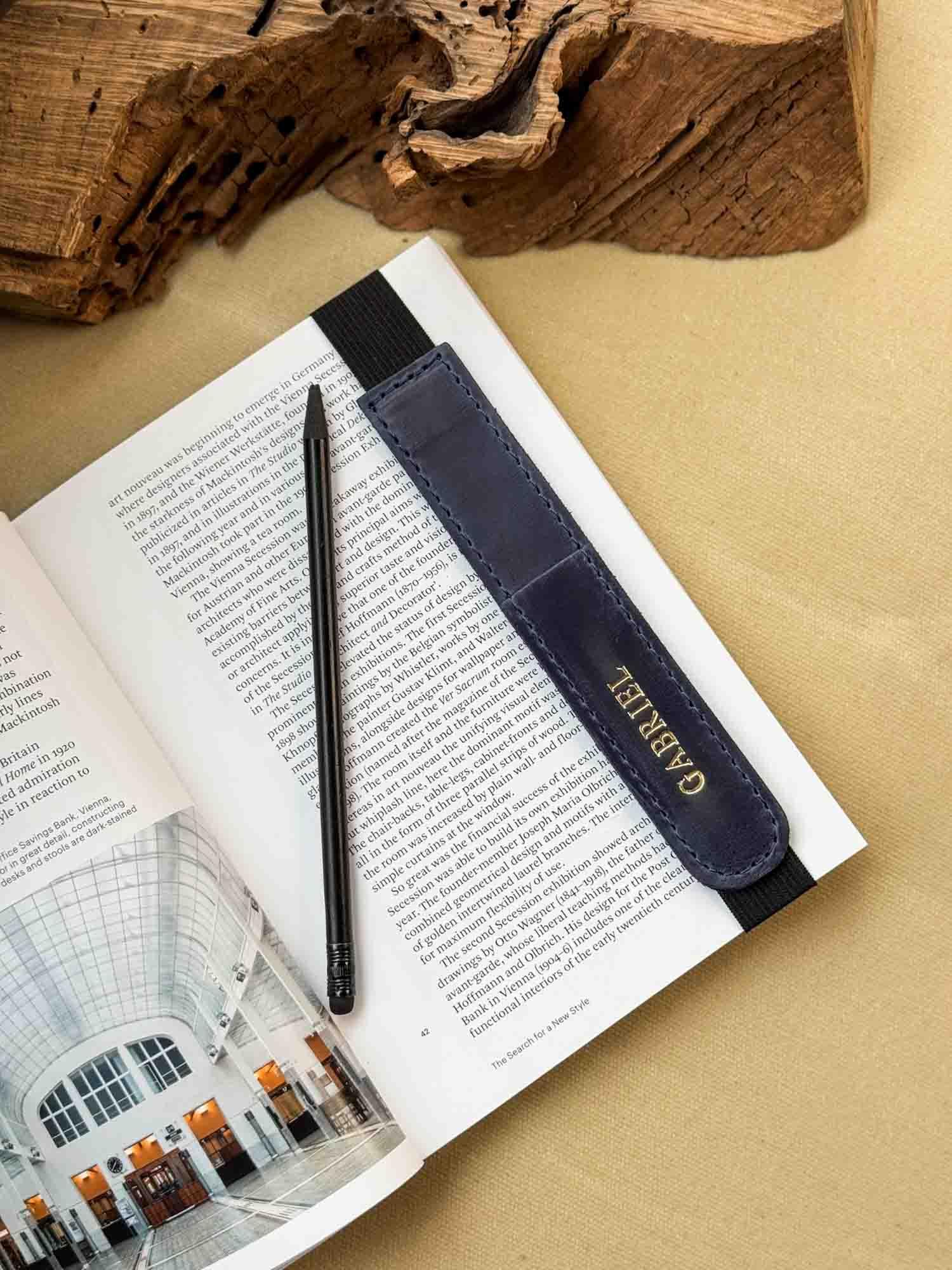 Еластична закладка з тримачем для олівця | BookMate