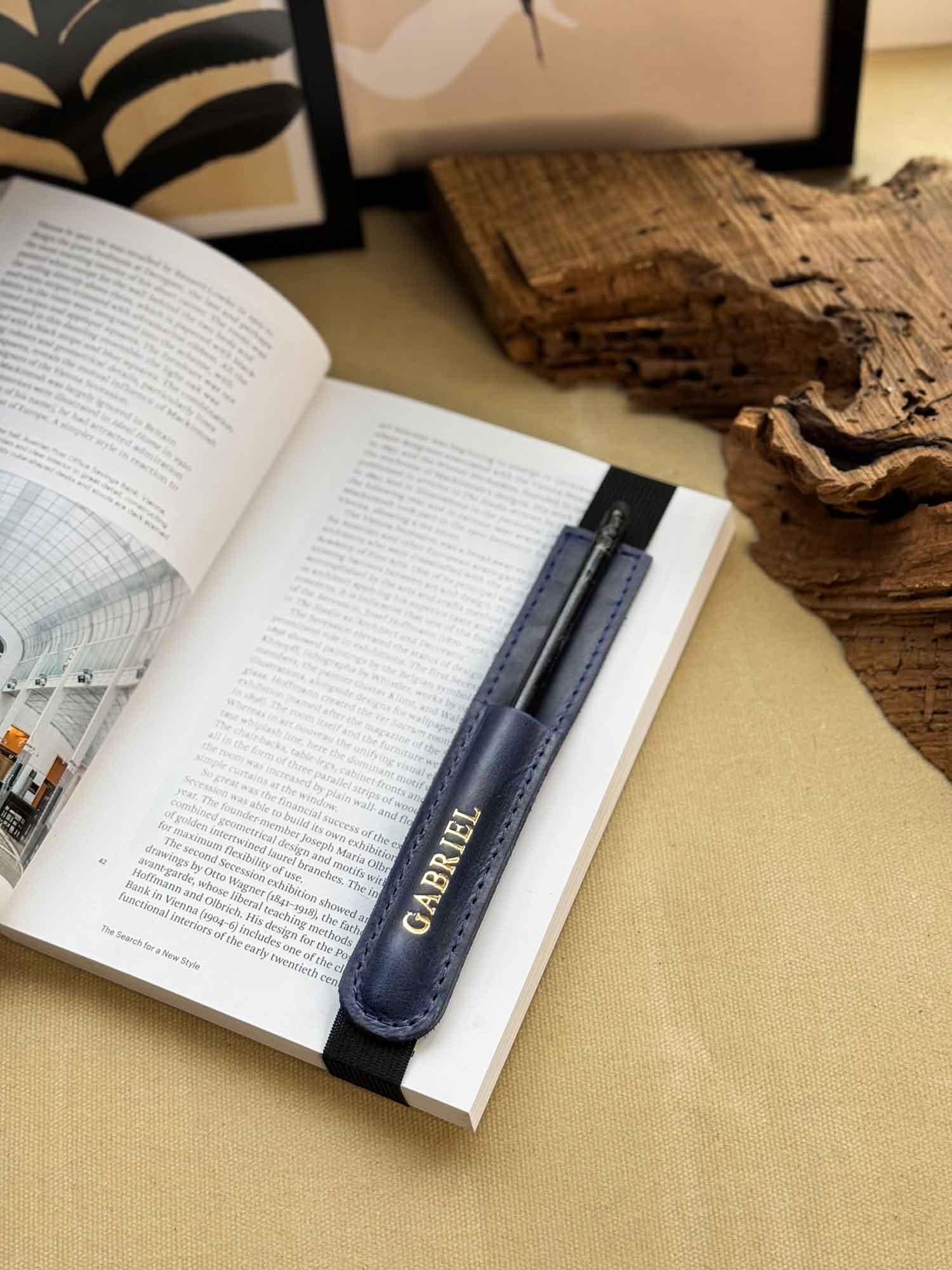 Еластична закладка з тримачем для олівця | BookMate