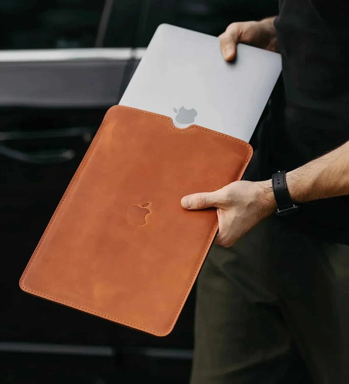 Набір: шкіряний чохол для ноутбука + органайзер для гаджетів