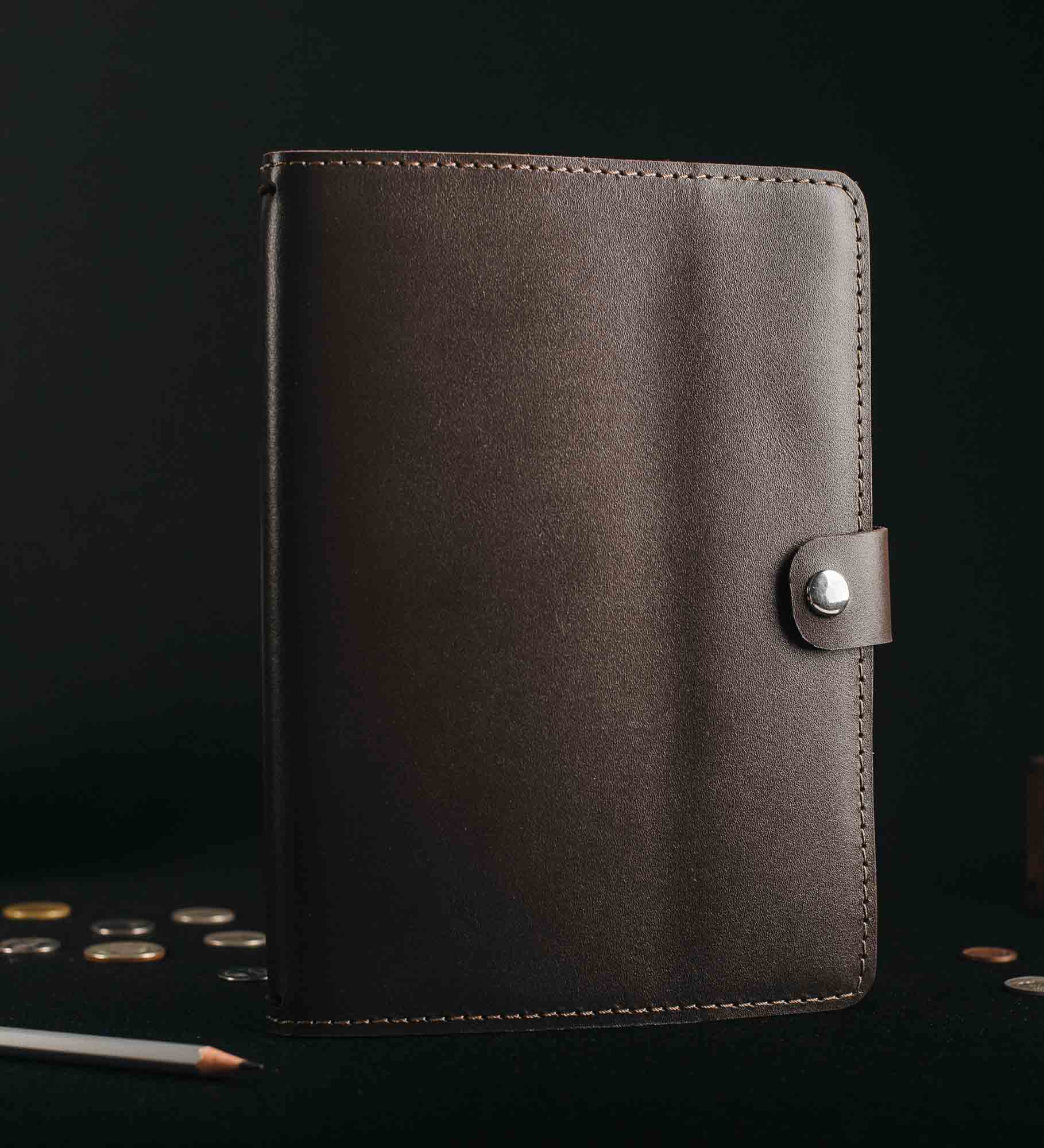 Шкіряна обгортка для блокноту А5 з застібкою на кнопці
