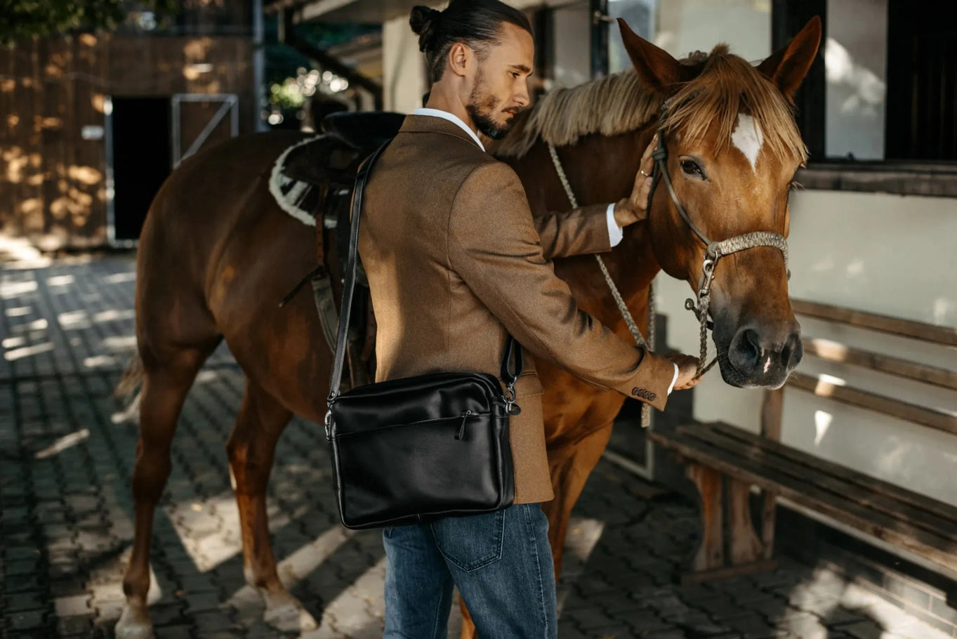 Everyday Leather Messenger with Zip | Smooth Black - Skin and Skin