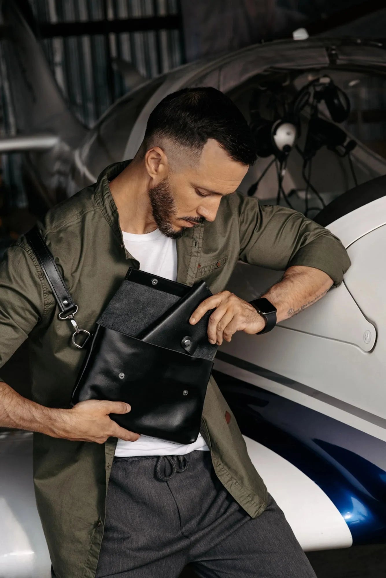 Men's Leather Crossbody Bag L | Smooth Black - Skin and Skin