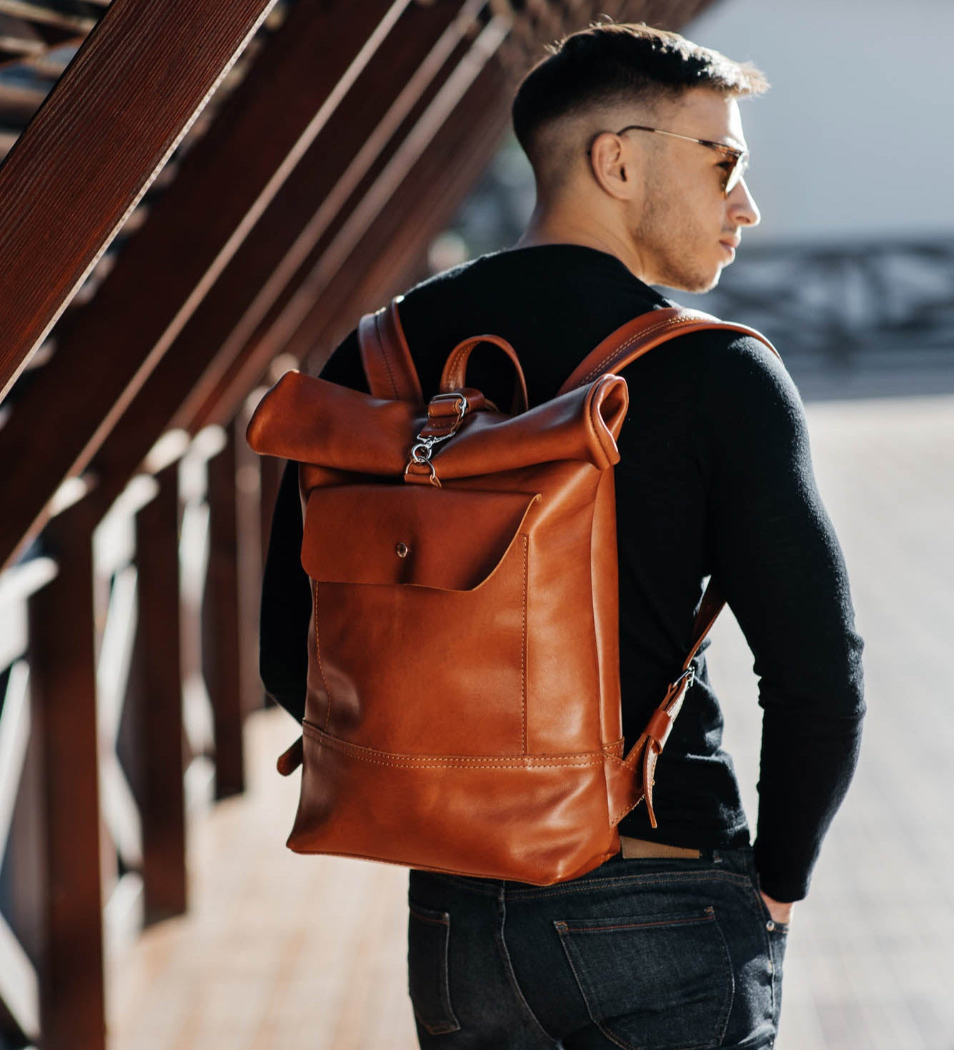 Шкіряний рюкзак RollTop –  гідний компаньйон на роботі та в подорожах