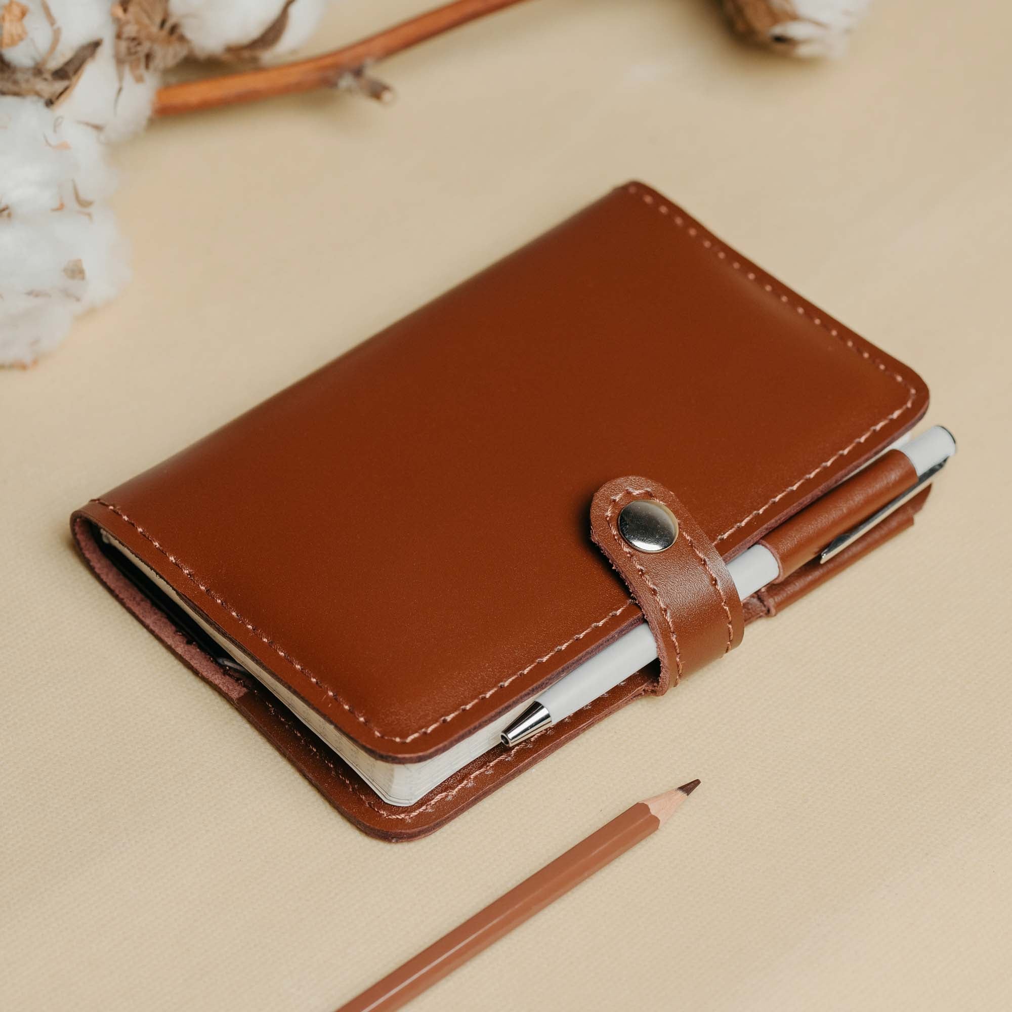 Шкіряна обгортка для блокноту А6 з застібкою на кнопці