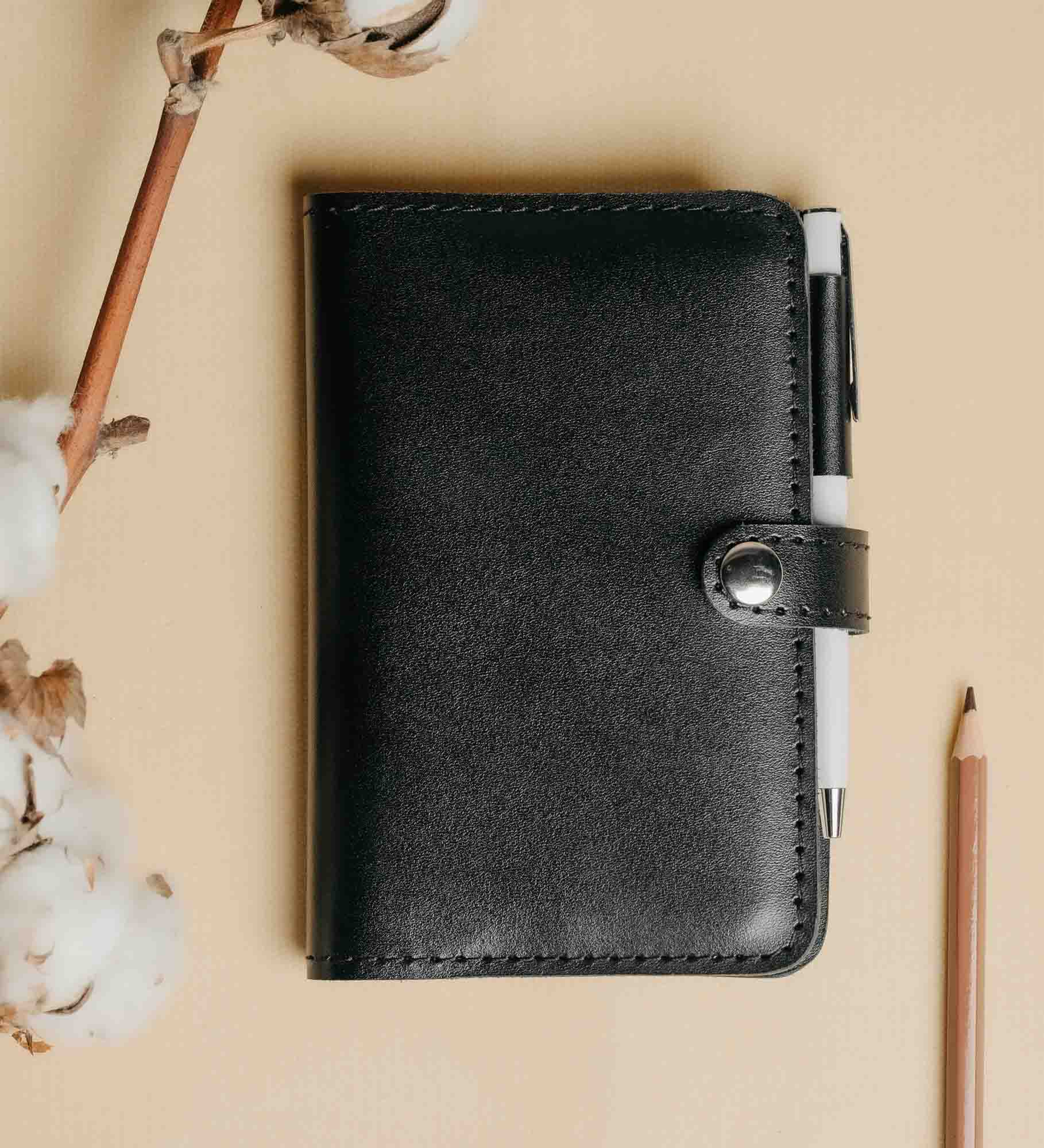 Шкіряна обгортка для блокноту А6 з застібкою на кнопці